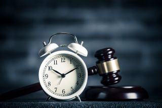Foto: Uhr und Richterhammer
